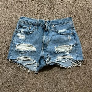 Levi distress shorts!